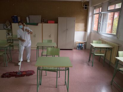 Dvd1017(01/09/20)En el primer dia en el que empieza a prepararse el curso escolar en el IES Juan de Mairena se centra el trabajo en labores organizativas y de higienizacion de cara al nuevo curso academico marcado por la Pandemia originada por el Coronavirus , Covid19 ,San Sebastian de los Reyes Foto: Víctor Sainz