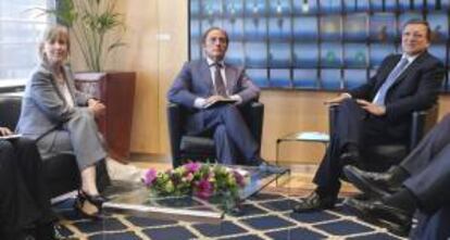 El presidente de la Comisión Europea, José Manuel Barroso (dcha), conversa con el viceprimer ministro portugués Paulo Portas y a la ministra de Finanzas, María Luis Albuquerque, en una la reunión mantenida en la sede de la CE, en Bruselas, Bélgica, el 3 de septiembre. EFE/Archivo