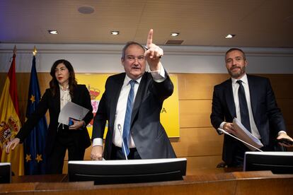 El ministro de Industria y Turismo, Jordi Hereu, (en el centro, durante la rueda de prensa.