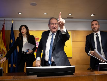 El ministro de Industria y Turismo, Jordi Hereu, (en el centro, durante la rueda de prensa.