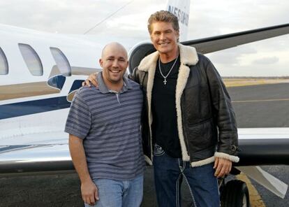 El actor David Hasselhoff (derecha) posa con el otro David Hasselhoff tras la grabación del capítulo inaugural de la serie 'Me llamo como tú'.