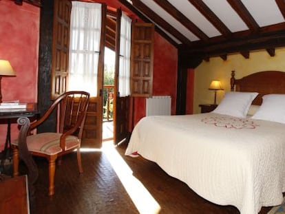 Habitaci&oacute;n de La Casona del Organista, en Santillana del Mar.