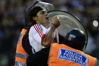 Almeyda, nuevo entrenador del River, en el partido en el que el equipo selló su descenso.