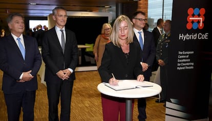 Desde la izquierda, el presidente de Finlandia, Sauli Niinisto, el secretario general de la OTAN, Jens Stoltenberg y la alta representante de la UE, Federica Mogherini, este lunes en Helsinki.