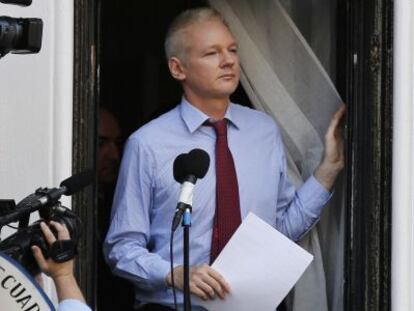 Assange se dirige a la prensa desde la Embajada de Ecuador en Londres.