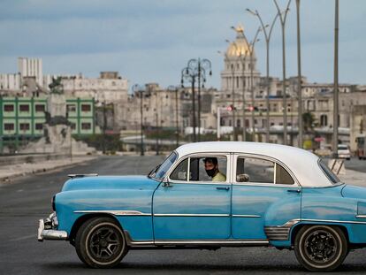 Un viejo automóvil en La Habana, en la mañana del lunes, al día siguiente a las protestas contra el régimen.