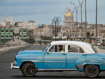 Un viejo automóvil en La Habana, en la mañana del lunes, al día siguiente a las protestas contra el régimen.