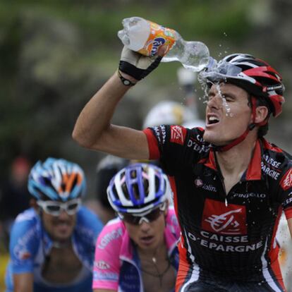 Luis León Sánchez se refresca durante la etapa.