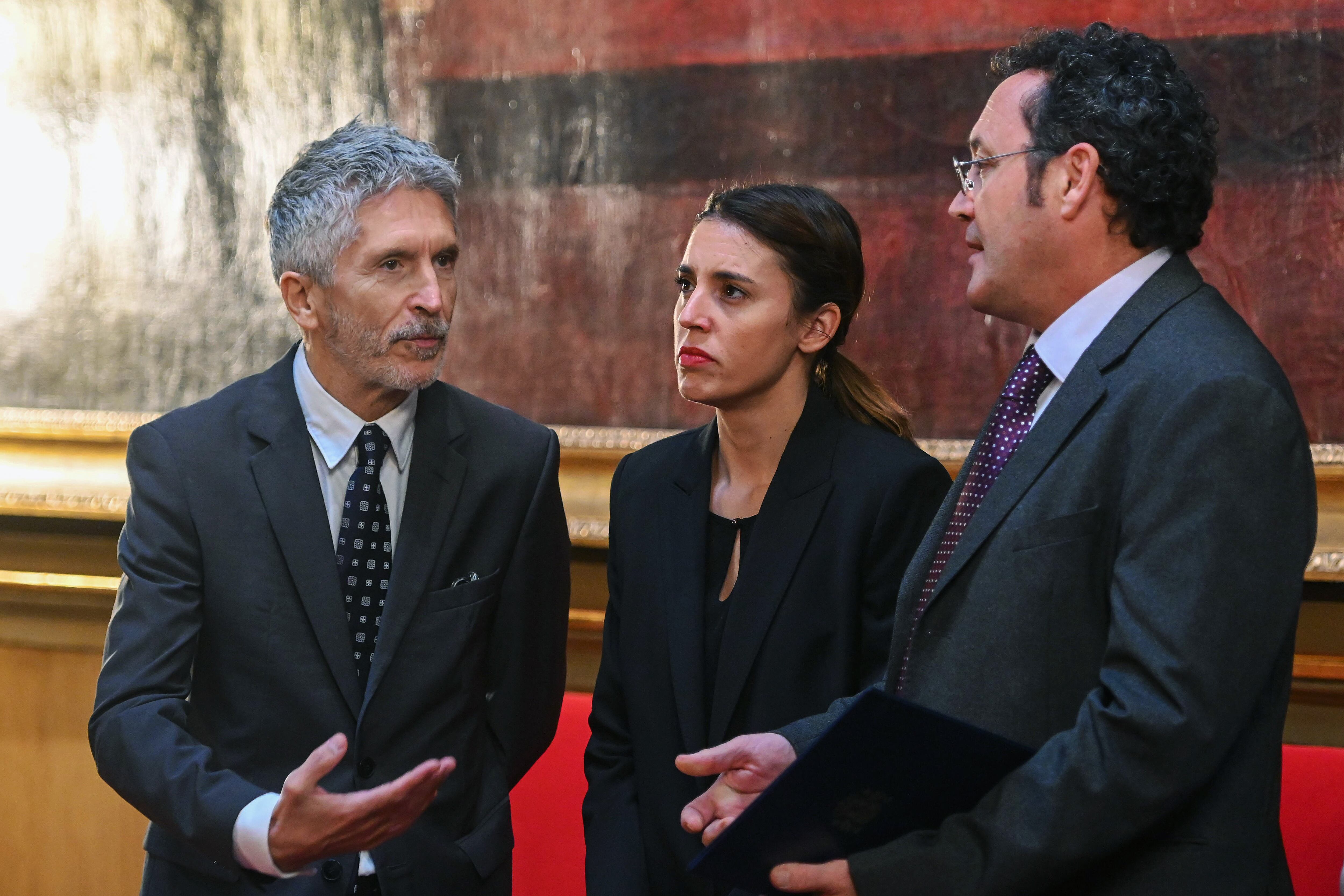 El ministro del Interior, Fernando Grande-Marlaska; la ministra de Igualdad, Irene Montero, y el fiscal general del Estado, Álvaro García Ortiz, hablan este jueves en el Senado en Madrid. 