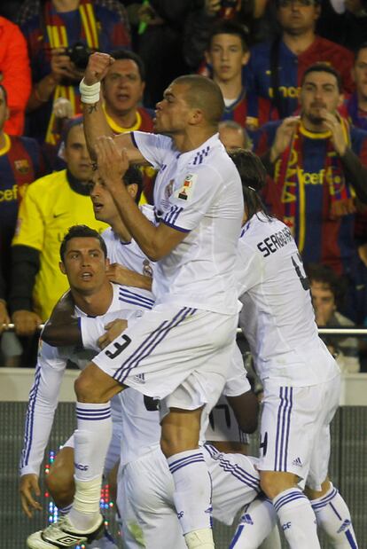 Pepe, en uno de sus cortes de manga a la afición del Barça.