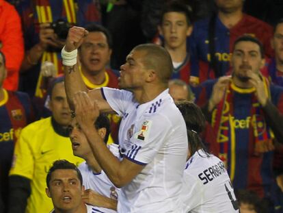 Pepe, en uno de sus cortes de manga a la afición del Barça.