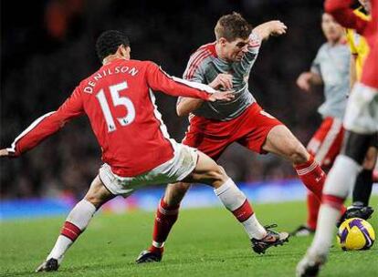 Gerard se lleva un balón ante Denilson.