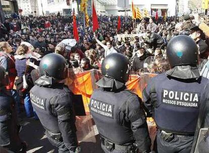 Miles de estudiantes se han manifestado por el centro de Barcelona en contra de la reforma de Bolonia, al considerar que abre la puerta a la privatización de las universidades.