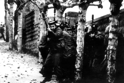 Reinosa (Cantabria), marzo de 1987. Enfrentamientos entre los trabajadores de Forjas y las fuerzas de la Guardia Civil. La fotografía, de Ángel Martínez Colina, ganó el IV Premio Ortega y Gasset de Periodismo.