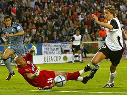 Barthez comete el penalti sobre Mista que dio origen al primer gol valencianista, marcado por Vicente.