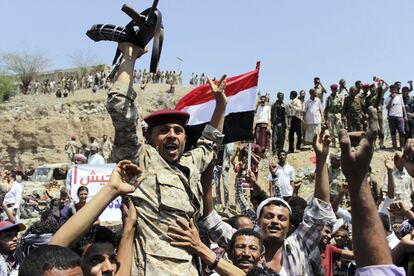 Soldados yemenís saludan a manifestantes tras desertar de las fuerzas leales al expresidente Ali Abdalá Saleh, en el centro de la ciudad de Taiz (Yemen).