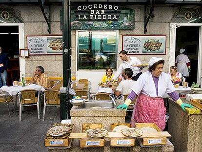 Ostras recién recogidas expuestas junto al cocedero-bar La Piedra, en el casco antiguo de Vigo.