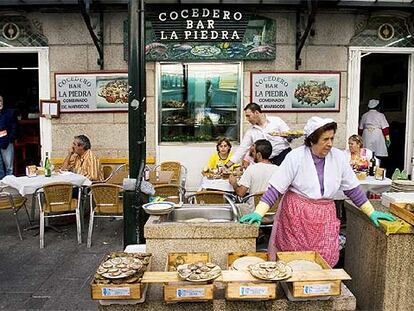 Ostras recién recogidas expuestas junto al  cocedero-bar La Piedra, en el  casco antiguo de Vigo.