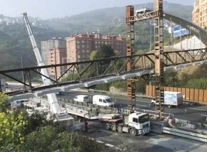 La colocación de una pasarela en Bilbao desencadena retenciones kilométricas en la A-8.