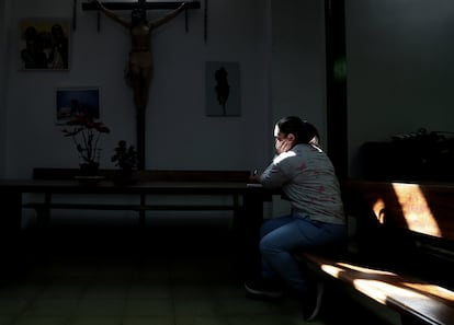 Jenifer, refugiada colombiana acogida en una parroquia tras perder a su bebé.