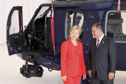 García Luna junto a la entonces secretaria de Estado de EE UU, Hillary Clinton, en Ciudad de México, el 26 de marzo de 2009. 