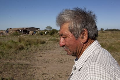Juan Barrera, uno de los campesinos afectados por el acaparamiento de tierras, en sus propiedades de Chacra Seca, provincia de Cordoba, Argentina.