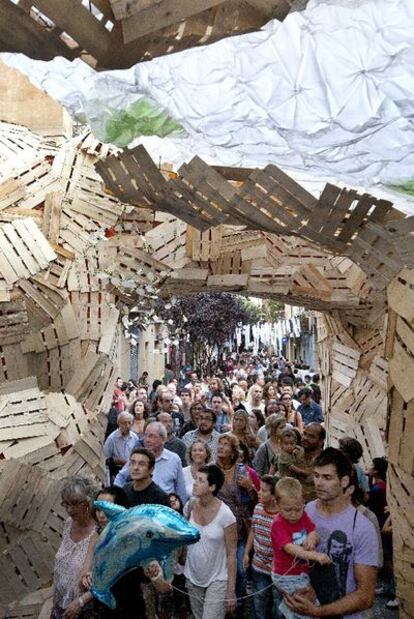 Salida de la calle de Verdi poco después de revalidar el título a la mejor decoración