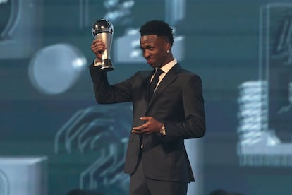 Vinicius recoge el premio THE BEST al mejor jugador del año de la FIFA este martes en Doha (Qatar).