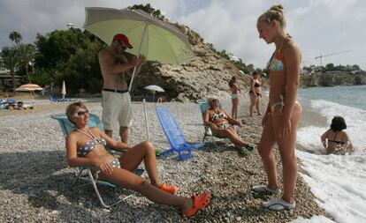 Turistas procedentes de Rusia en una de las playas de La Vila Joiosa.