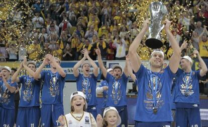 Los jugadores del Khimki de Mosc&uacute; celebran el t&iacute;tulo.