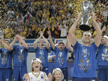 Los jugadores del Khimki de Mosc&uacute; celebran el t&iacute;tulo.