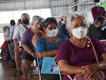 Personas de la tercera edad esperan para recibir su pensión en Campeche (Estado de Campeche), en noviembre de 2021.