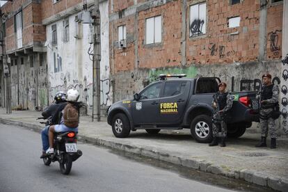 Policías de la Fuerza Nacional en la favela de la Marea, en el Río.