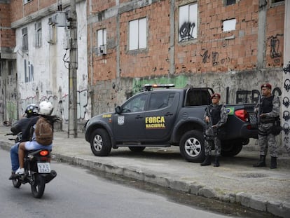 Policiais da Força Nacional na favela da Maré, no Rio.