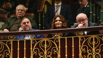 El presidente de Esquerra Republicana, Oriol Junqueras y la vicepresidenta catalana, Laura Vilagrà, en el Congreso de los Diputados durante el debate la ley de amnistía.