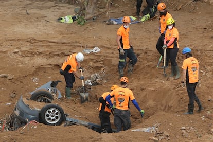 Personal de emergencias trabajan en la búsqueda de desaparecidos en Paiporta, este domingo.