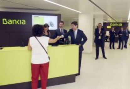 El presidente de Bankia, Jos&eacute; Ignacio Goirigolzarri, en una renovada oficina de la entidad.