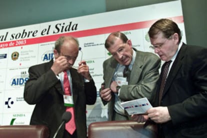 Luc Montagnier (a la derecha) y Joep Lange (en el centro), ayer, en el congreso sobre el sida en Bilbao.
/ SANTOS CIRILO