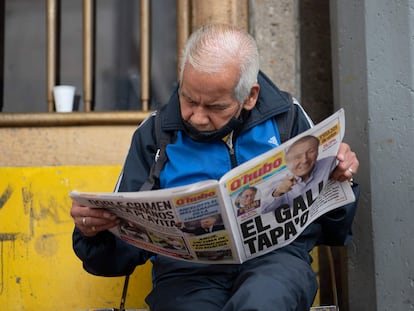 Un hombre lee un periódico popular cuya portada muestra a Rodolfo Hernández y el titular: 'El gallo tapa'o'.