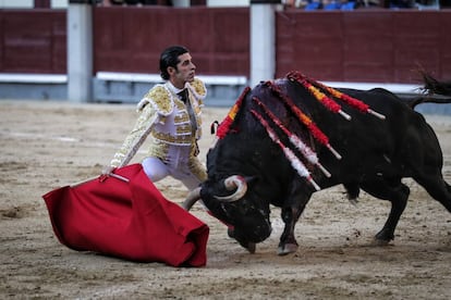 Alejandro Talavante, en el tercer toro de la tarde, al que cortó una oreja.