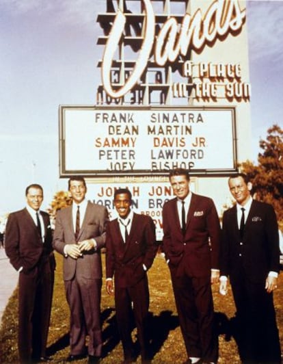 De izquierda a derecha: Frank Sinatra, Dean Martin, Sammy Davis Jr., Peter Lawford y Joey Bishop posan a las afueras del Sands Casino de Las Vegas en 1960.