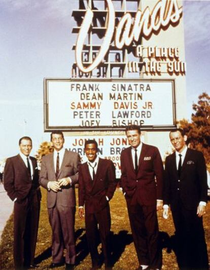 De izquierda a derecha: Frank Sinatra, Dean Martin, Sammy Davis Jr., Peter Lawford y Joey Bishop posan a las afueras del Sands Casino de Las Vegas en 1960.