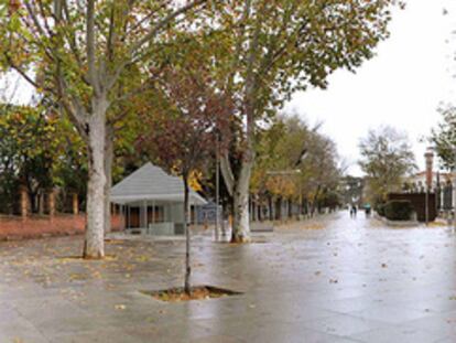 Una simulación virtual donde se ve el quiosco de Álvaro Siza, a la izquierda, y la estatua del político Claudio Moyano, a la derecha, en la entrada de la cuesta de Moyano.