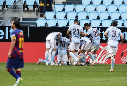 Los jugadores del Celta celebran el gol del empate de Iago Aspas ante el Barça este sábado en Balaídos.