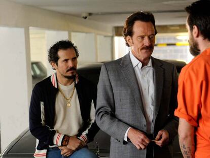 John Leguizamo, a la izquierda, y Bryan Cranston, en una escena de &#039;The Infiltrator&#039;.