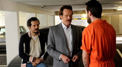 John Leguizamo, a la izquierda, y Bryan Cranston, en una escena de 'The Infiltrator'.