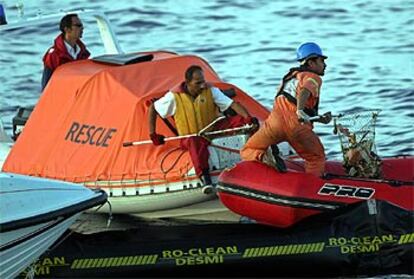 Equipos de rescate sacan restos del aparato siniestrado del mar Rojo ayer frente a las costas de Sharm el Sheij.