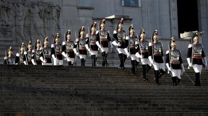 Un grupo de miembros de la guardia presidencial Cuirassier desfilan frente al monumento al soldado desconocido durante una ceremonia que marca el día de la liberación italiana, en Roma (Italia). El país celebra el aniversario del levantamiento partidista contra los nazis y sus aliados fascistas al final de la Segunda Guerra Mundial.