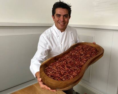 ROBERTO RUIZ CON UNA BANDEJA DE CHINICUILES / CAPEL