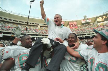 El entrenador Don Shula celebrando con su equipo Miami Dolphins.